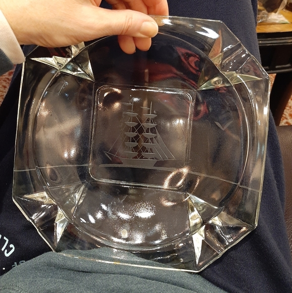 Vintage etched glass ashtray - Picture 3 of 11
